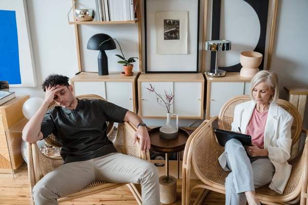 how to find a therapist uk